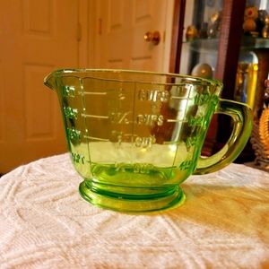 2 cup vaseline glass uranium measuring cup